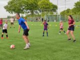 Laatste training S.K.N.W.K. JO9-1 van seizoen 2022-2023 (partijtje tegen de ouders) (96/178)